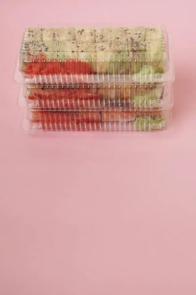 Sushi Japonés Rollos Sobre Fondo Rosa —  Fotos de Stock