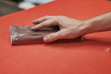 Elinde zımpara kağıdı, endüstri işi