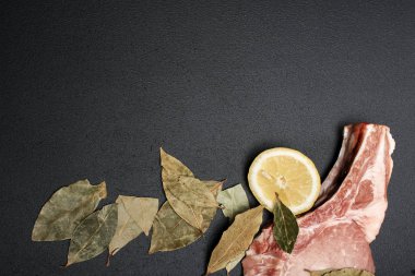 Limon ve defne yaprağı ile marine sığır eti biftek