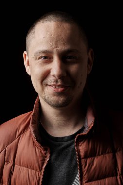 Sakallı bir gencin portresi.