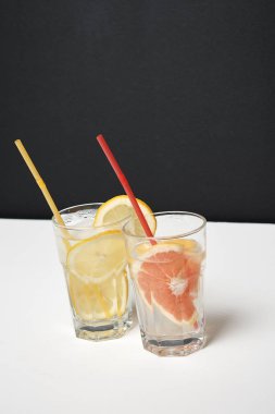 Limon dilimleri ve greyfurtlu taze yaz kokteyli.