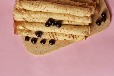 Siyah frenk üzümlü krep yığını