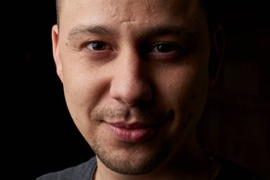 Sakallı bir gencin portresi.