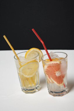 Limon ve greyfurt dilimli taze yaz kokteylleri, yakın görüş.