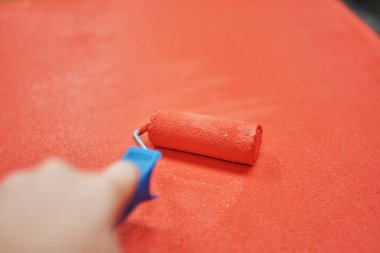 kırmızı boya ile rulo yakın çekim