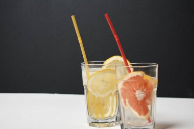 Limon ve greyfurt dilimli taze yaz kokteylleri, yakın görüş.