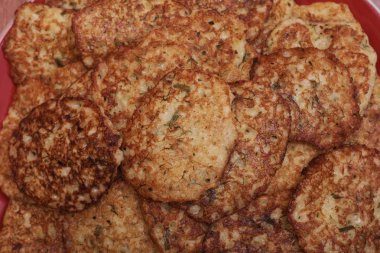 patates gözlemesi yığını.