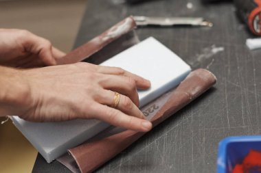 Elinde zımpara kağıdı, endüstri işi