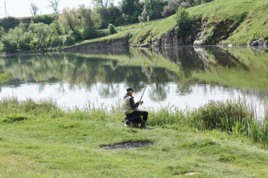  Nehir kıyısında yaşayan bir balıkçı.