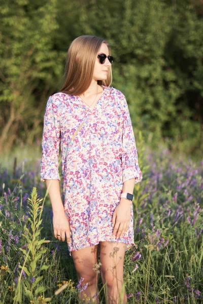 Mujer Bastante Joven Vestido Gafas Sol Posando Campo Con Flores —  Fotos de Stock