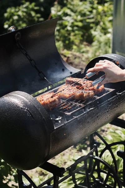 グリルで屋外で肉を焼く女性 バーベキュー — ストック写真