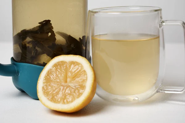 Чайник Стекло Лимон Белом Фоне — стоковое фото