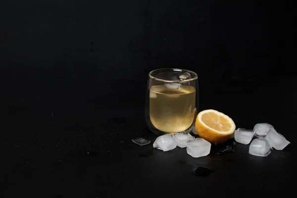 Glas Limonade Mit Zitrone Und Eiswürfeln Auf Dunklem Hintergrund — Stockfoto