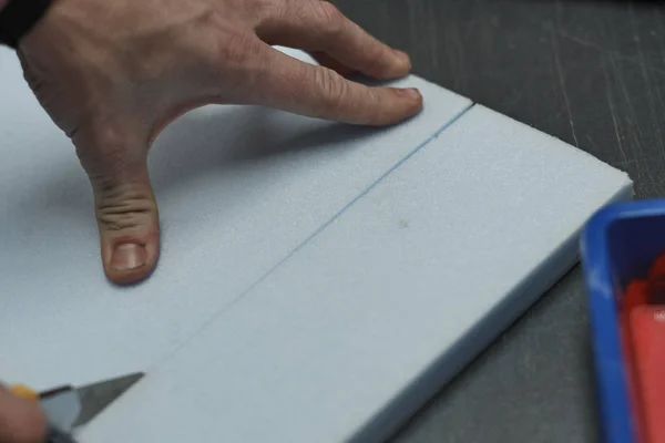 Arbeiter Hand Mit Messer Schneiden Polyurethan Schaumstoffplatte — Stockfoto