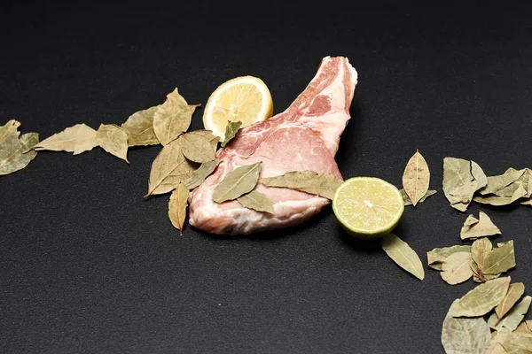 Стейк Говядины Лимоном Лавровыми Листьями — стоковое фото