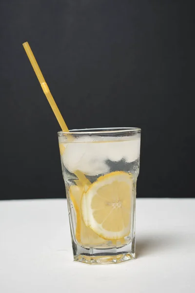 Cocktail Frais Été Avec Tranches Citron Vue Rapprochée — Photo