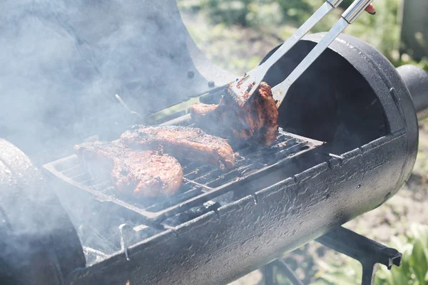 Mujer Asar Carne Aire Libre Parrilla Barbacoa — Foto de Stock