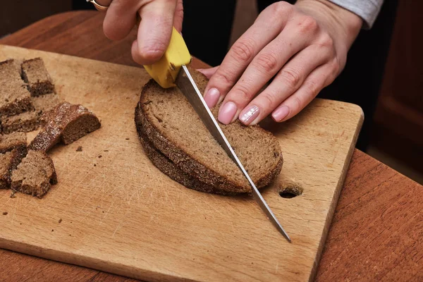 Potret Wanita Memegang Pisau Dan Mengiris Roti Gandum Segar Yang — Stok Foto