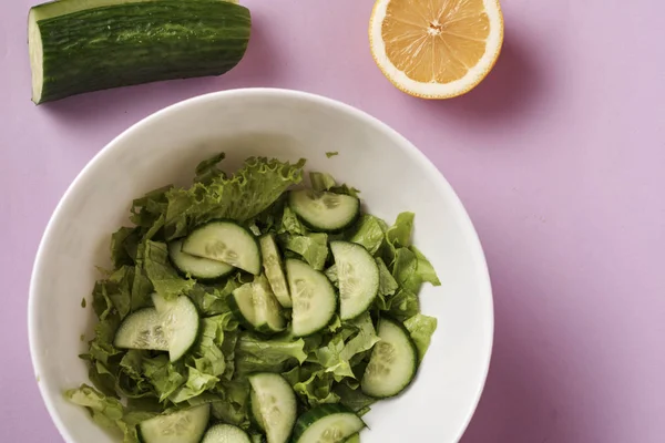 キュウリ レタス レモンと健康的なサラダ — ストック写真