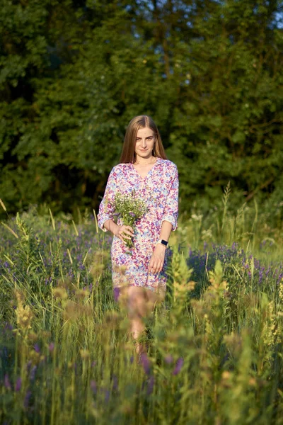 Söt Ung Kvinna Klänning Poserar Fältet Med Blommor — Stockfoto