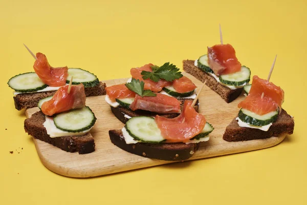 Sandwiches Con Salmón Pepinos Servidos Sobre Tabla Madera Sobre Fondo — Foto de Stock