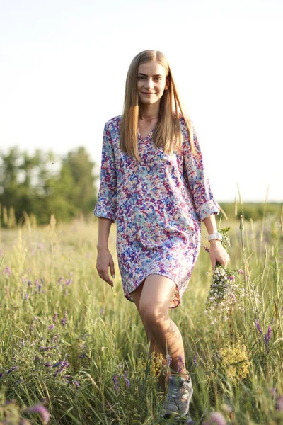 Jolie Jeune Femme Robe Posant Sur Champ Avec Des Fleurs — Photo