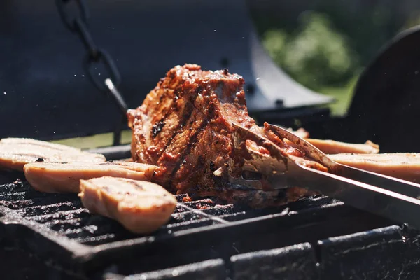 Vrouw Grillen Vlees Buiten Grill Barbecue — Stockfoto