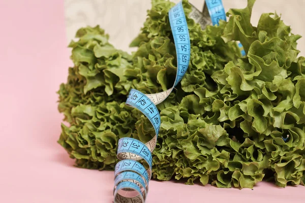Folhas Salada Frescas Fundo Rosa Com Fita Métrica Conceito Dieta — Fotografia de Stock