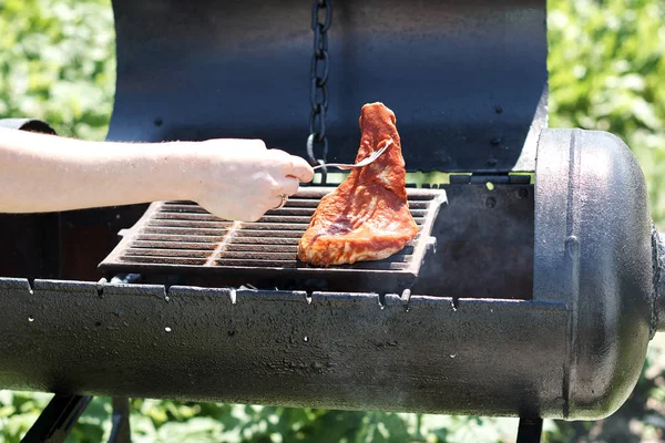 Vrouw Grillen Vlees Buiten Grill Barbecue — Stockfoto