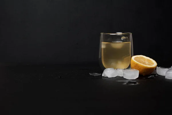 深色底色柠檬冰块的柠檬水杯 — 图库照片