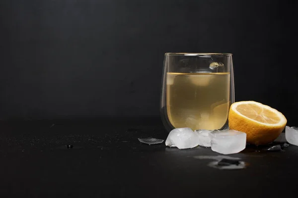 Limonlu Bir Bardak Limonata Koyu Arkaplanda Buz — Stok fotoğraf