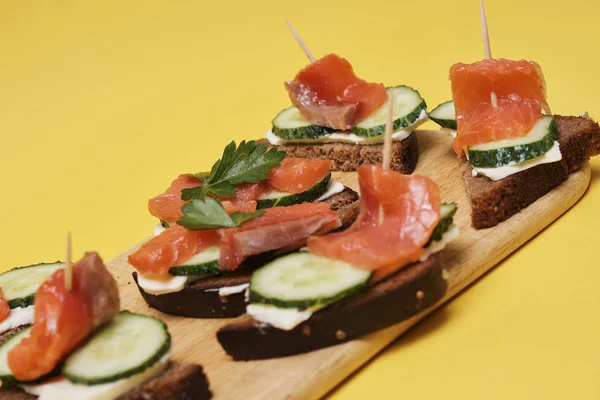 Sandwiches Con Salmón Pepinos Servidos Sobre Tabla Madera Sobre Fondo — Foto de Stock