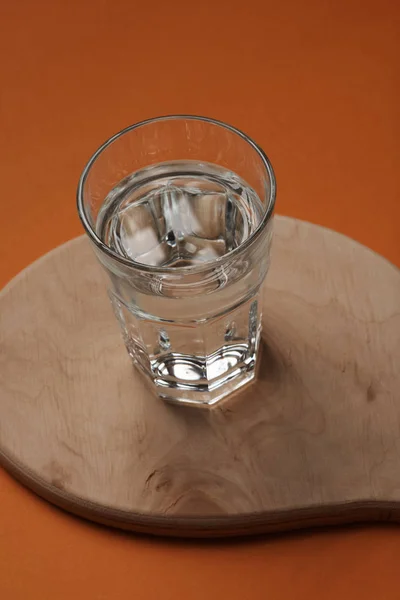 Glas Wasser Auf Holzbrett — Stockfoto