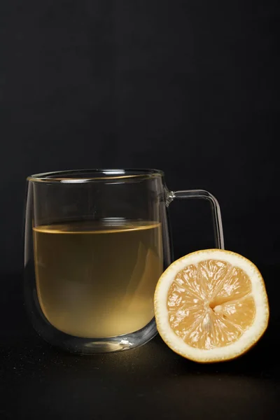 Стакан Лимонада Лимоном Темном Фоне — стоковое фото