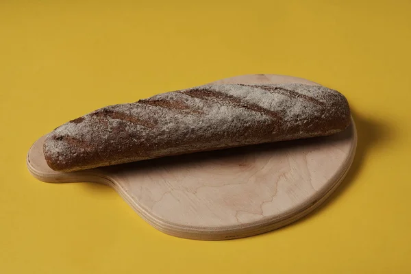 Frisches Schmackhaftes Roggenbrot Auf Holzbrett — Stockfoto