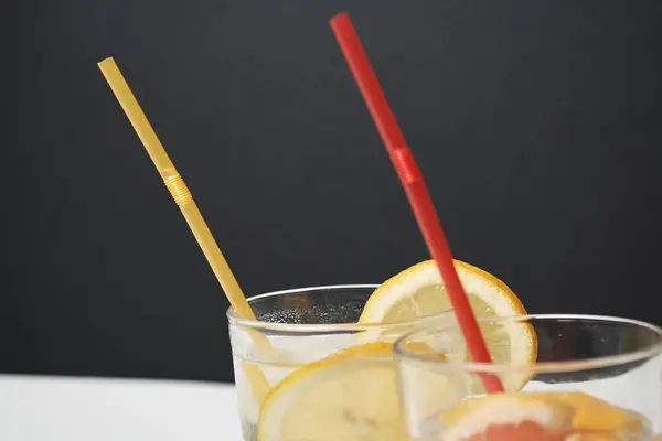 Cocktails Frais Été Avec Tranches Citron Pamplemousse Vue Rapprochée — Photo