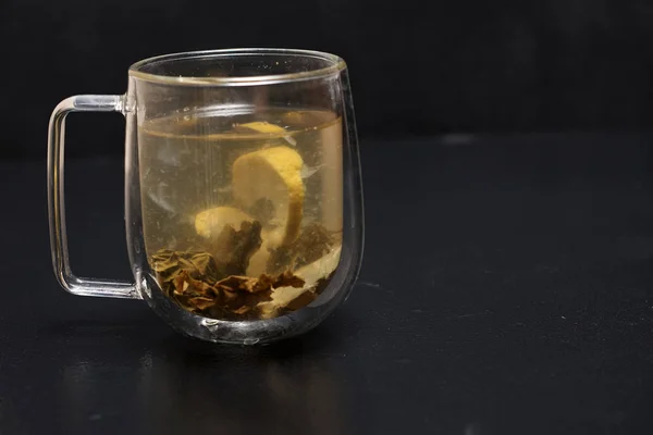 Widok Bliska Szklanej Filiżanki Herbaty Czarnej Powierzchni — Zdjęcie stockowe