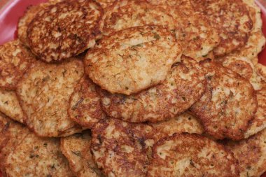 patates gözlemesi yığını.