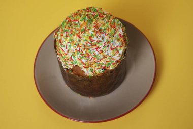 Pastel arka planda seramik tabakta Paskalya pastası