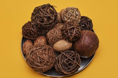 El yapımı hasır toplar ve fındıklar, ev dekorasyonu.