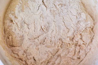 Mutfak masasındaki buğday ununun yakın plan görüntüsü.