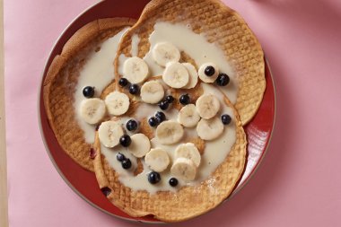 Siyah frenk üzümü ve muzlu krep yığını