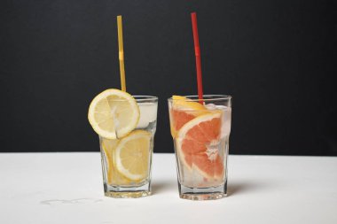 Limon ve greyfurt dilimli taze yaz kokteylleri, yakın görüş.