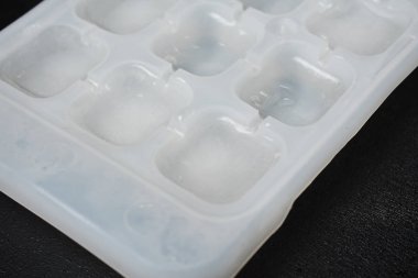 Siyah zemin üzerinde beyaz buz formunun yakın plan görüntüsü