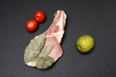 Limon ve defne yaprağı ile marine sığır eti biftek