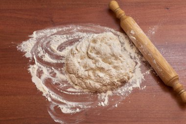 Mutfak masasındaki buğday ununun yakın plan görüntüsü.