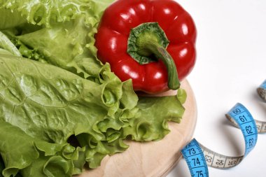 sağlıklı sebzeler ve ölçü bandı