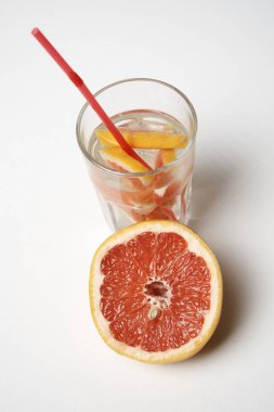 Greyfurt dilimli taze yaz kokteyli, yakın görüş.