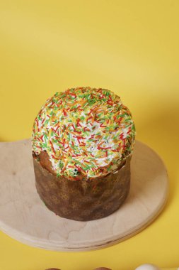 Tahtada Paskalya pastası, fotokopi alanı olan pastel arkaplan