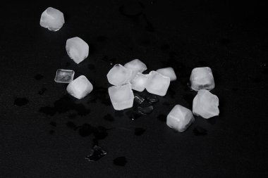 Siyah arkaplanda buz küplerinin yakın plan görüntüsü
